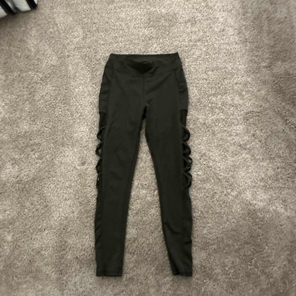 Green leggings with mesh on the sides and pockets